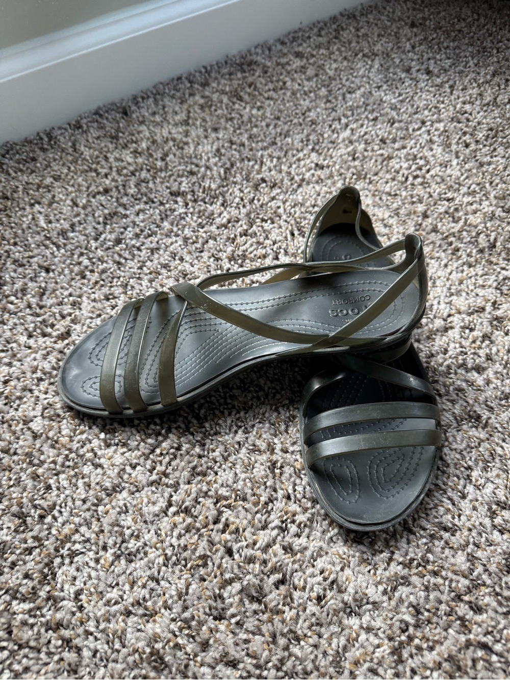 Black Strappy size 8 Croc Women's Sandals - Picture 2 of 5